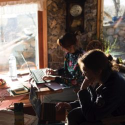 twee mensen in een ruimte werken achter een laptop