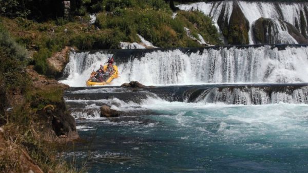 De hoge watervallen bij Martin Brod (Bosnië-Herzegovina) waar rafters vanaf komen