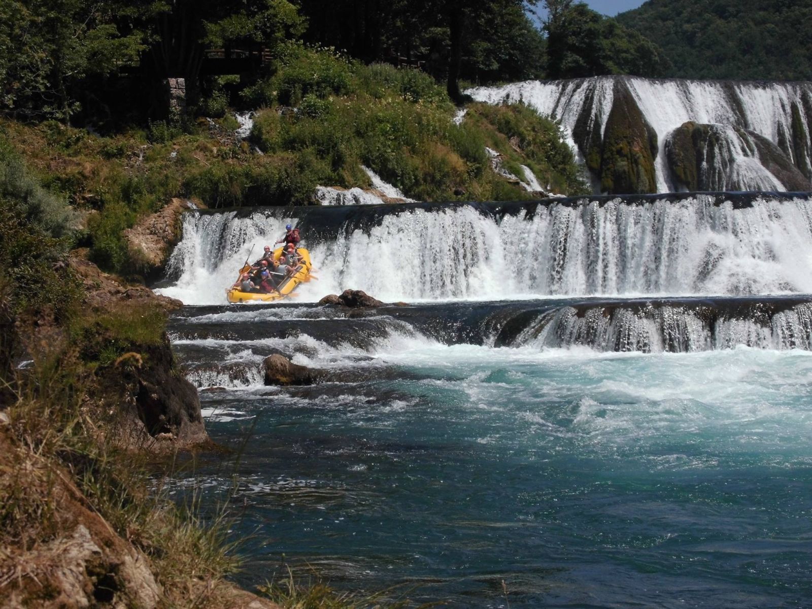 De hoge watervallen bij Martin Brod (Bosnië-Herzegovina) waar rafters vanaf komen