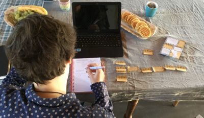 student werkt de opbouw van zijn scriptie uit met pen en papier op post-is