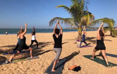 yoga op een verlaten strand in Senegal