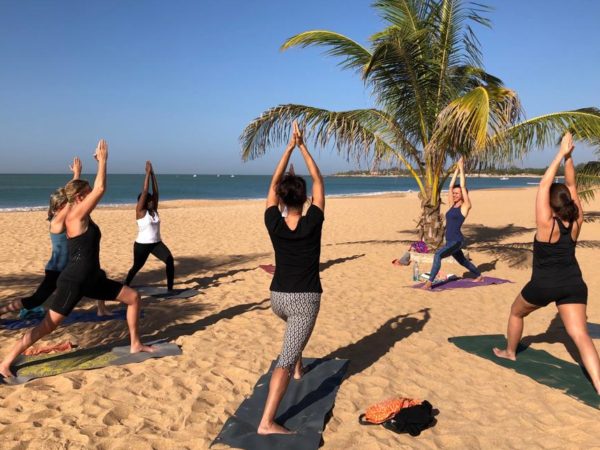 yoga op een verlaten strand in Senegal