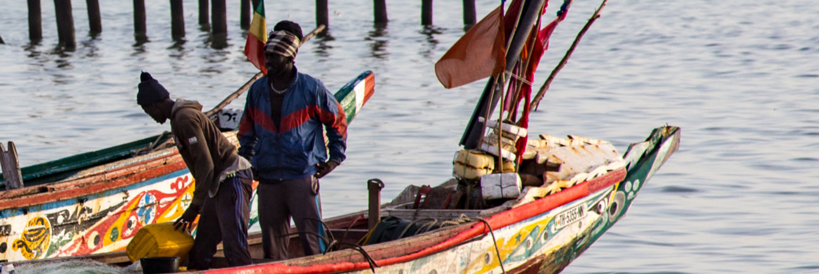 yogavakantie Senegal vissers in kleurrijke bootjes