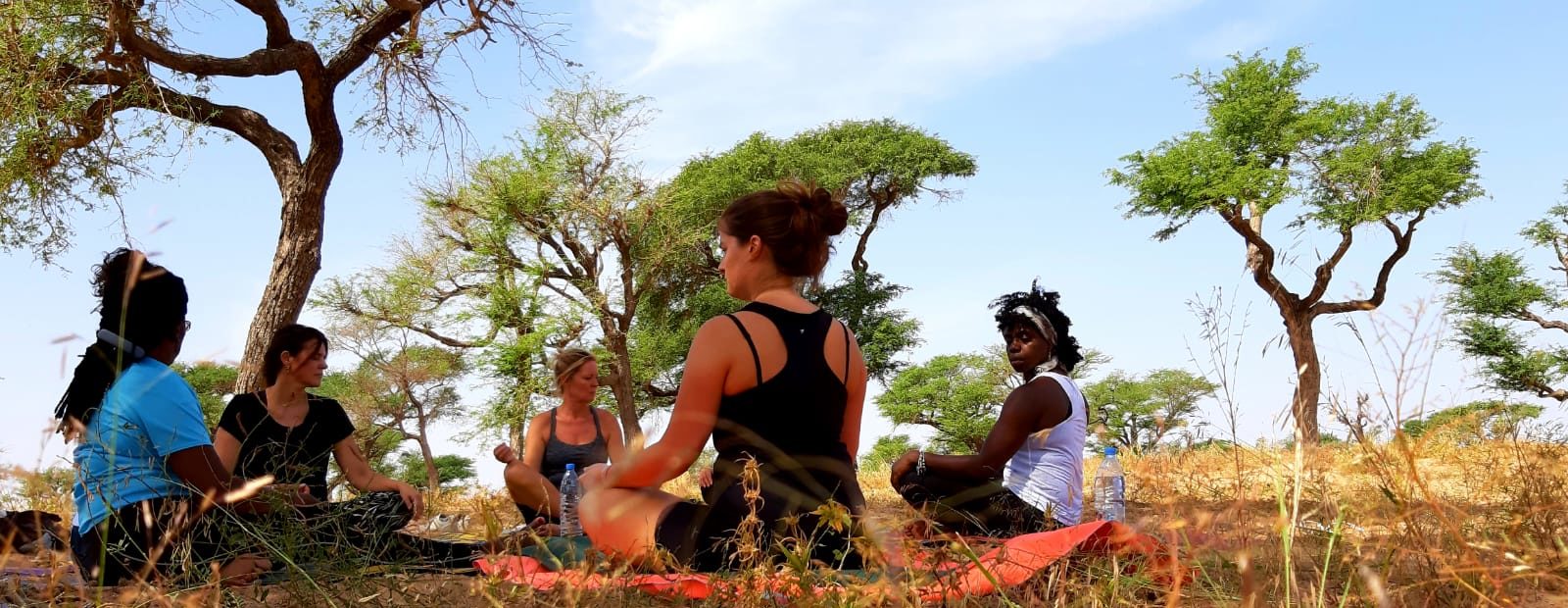 yogavakantie Senegal - yogasessie in Keur Hassan onder de bomen