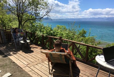 studenten werken buiten aan hun scriptie met zicht op meer van Ohrid